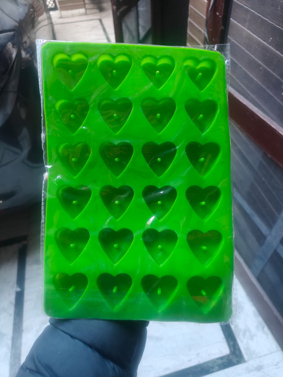 24-cavity heart silicone candle mold with hole for romantic mini candles