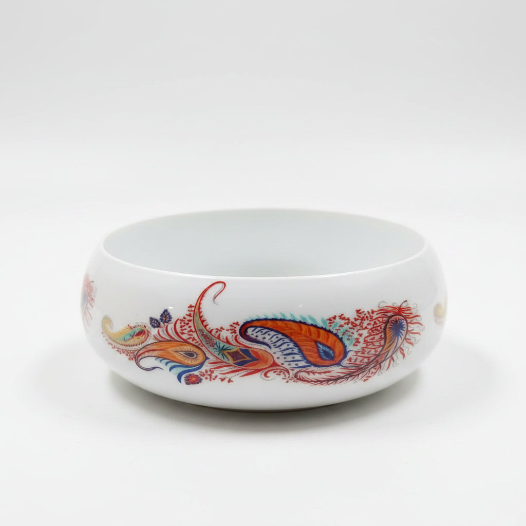 White ceramic paisley print round candle bowl on wooden surface