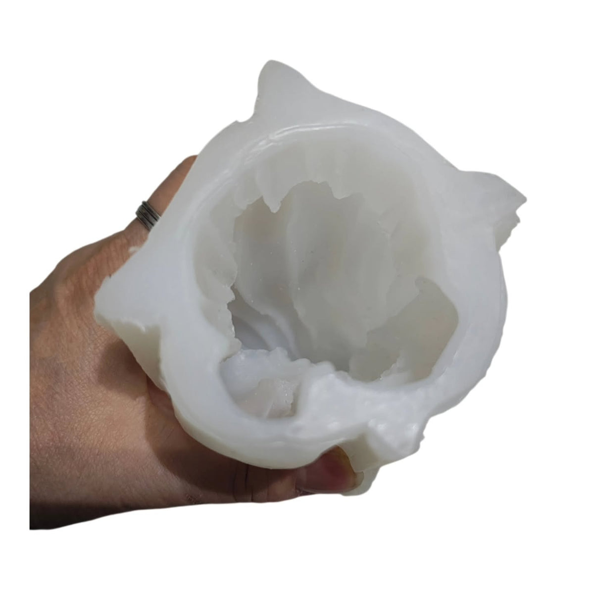 Opening of the mother-and-baby candle mould held in a hand
