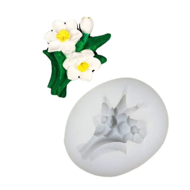 Daffodil flower silicone mold — demolding step